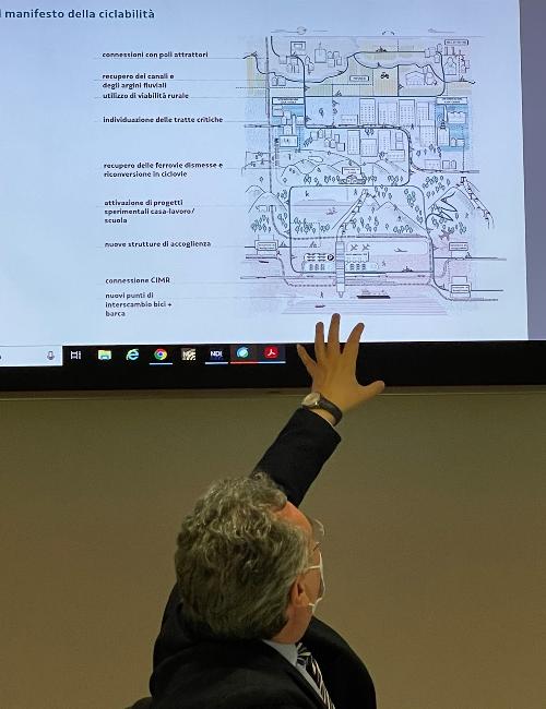 L'assessore regionale alle Infrastrutture e territorio, Graziano Pizzimenti, illustra il Piano regionale mobilità ciclistica